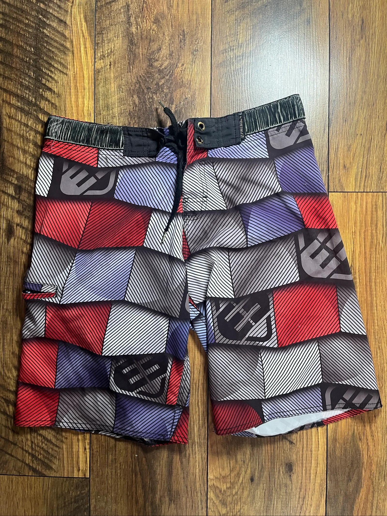 Boardshort imprimé géométrique patchwork logo répété - Freegun - Taille XS - bon état
